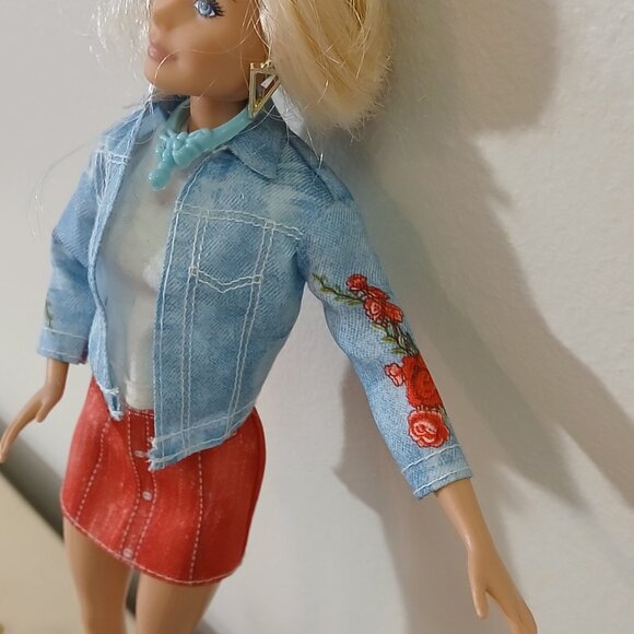 Barbie doll with clothes and accessories - Picture 2 of 5